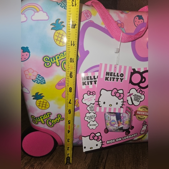 Hello Kitty Ride on Luggage - Picture 8 of 9